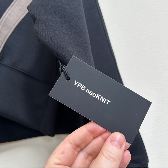 NWT - Abercrombie & Fitch YPB neoKNIT Mini Crew in Dune Colorblock, Size XS - Picture 9 of 13